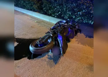 Otomobil bahçeye uçtu: Yaralılar müdahale sonrası olay yerinden kaçtı