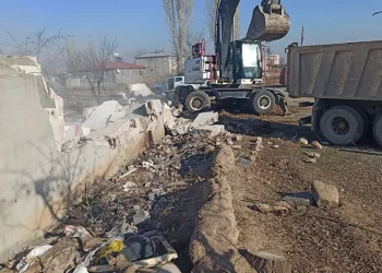 Iğdır’da metruk binaların yıkımı devam ediyor