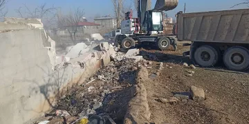 Iğdır’da metruk binaların yıkımı devam ediyor