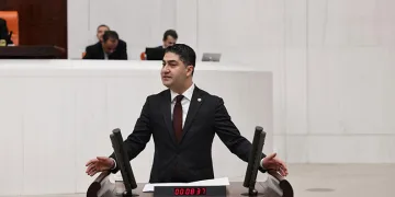 Çorlu’da apartman yangını: Balkonda mahsur kalan şahsı itfaiye kurtardı