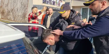 Seyir halindeki cip alev aldı