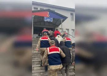 Kamyonun otomobili sürüklediği kazada 4 yaralı