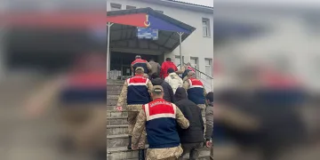 Kamyonun otomobili sürüklediği kazada 4 yaralı