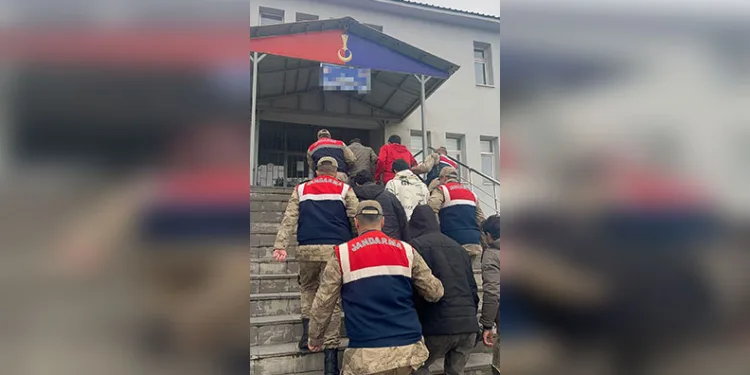 Kamyonun otomobili sürüklediği kazada 4 yaralı