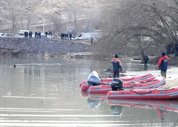 Falezlerden denize uçan araca ulaşıldı, kayıp sürücü aranıyor