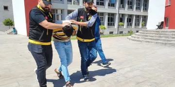 Otobüs terminalindeki bıçaklı kavgada kan aktı: 1 yaralı
