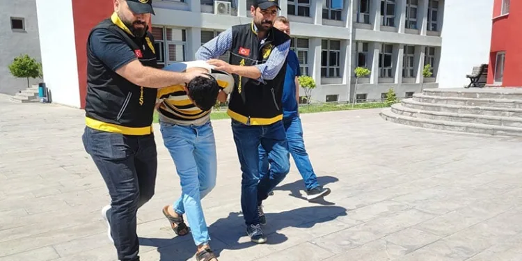 Otobüs terminalindeki bıçaklı kavgada kan aktı: 1 yaralı