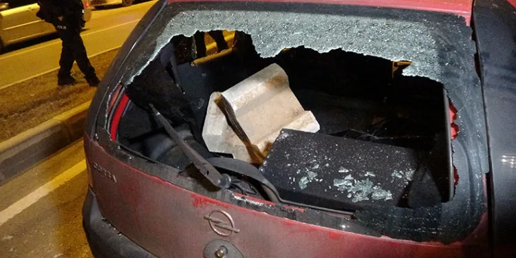 Van’da refüje çarpan otomobilin sürücüsü yarandı