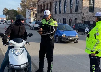 Ayvalık’ta trafik polisi eksik evraklı ve kasksız motosiklet sürücülerine geçit vermiyor