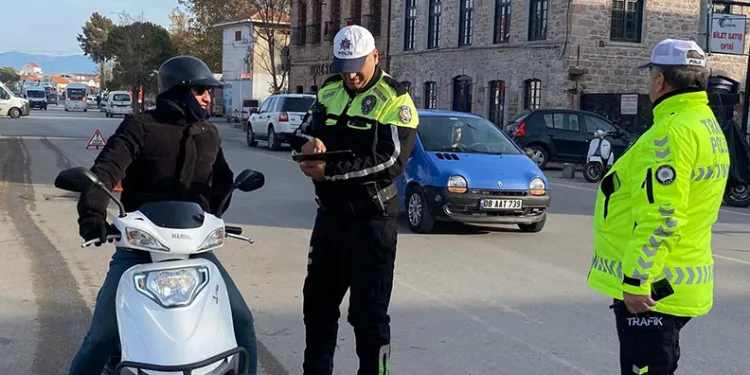 Ayvalık’ta trafik polisi eksik evraklı ve kasksız motosiklet sürücülerine geçit vermiyor