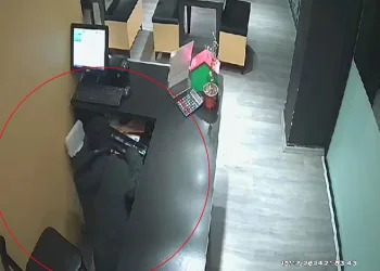 Restoranın kasasından para çalmaya çalışan çocuk son anda yakalandı