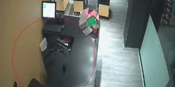 Restoranın kasasından para çalmaya çalışan çocuk son anda yakalandı