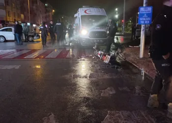 Konya’da bariyerlere çarpan otomobil sürücüsü yaralandı