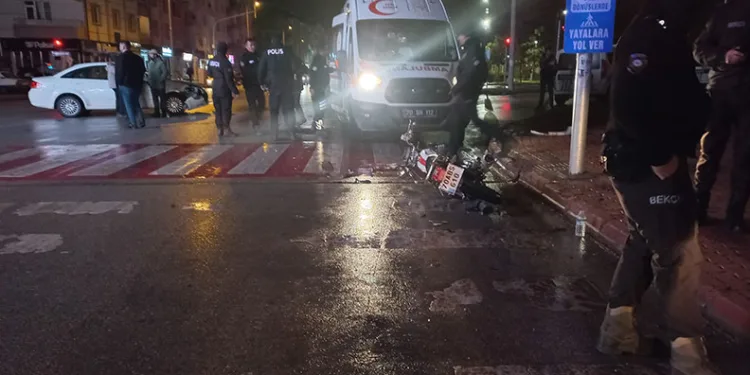Konya’da bariyerlere çarpan otomobil sürücüsü yaralandı