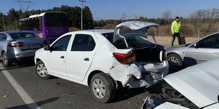 Diyarbakır’da 4 otomobilin karıştığı kazada 5 kişi yaralandı
