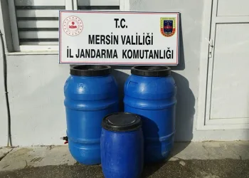 Adana Emniyet Müdürüne, saz kursunu bitiren kızlardan mini konser
