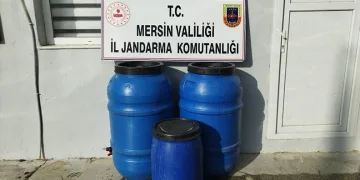Adana Emniyet Müdürüne, saz kursunu bitiren kızlardan mini konser