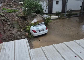 Duvar yıkıldı, otomobil altında kaldı