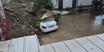 Duvar yıkıldı, otomobil altında kaldı