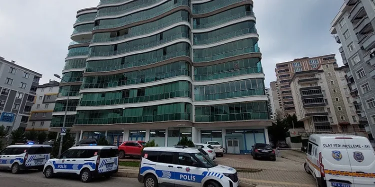 16 yaşındaki çocuk babasını uyurken kafasından vurdu