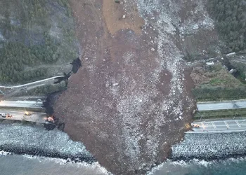 Artvin’de heyelan: Karadeniz Sahil Yolu ulaşıma kapandı