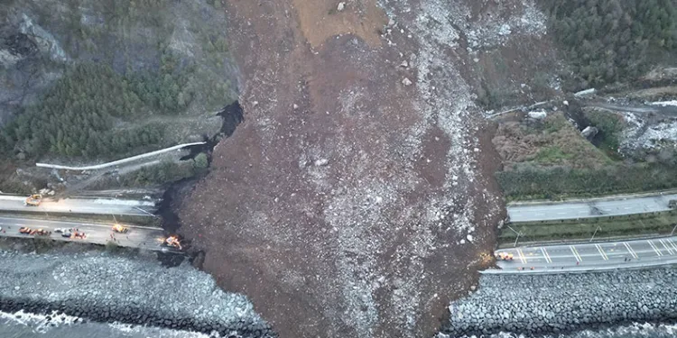 Artvin’de heyelan: Karadeniz Sahil Yolu ulaşıma kapandı