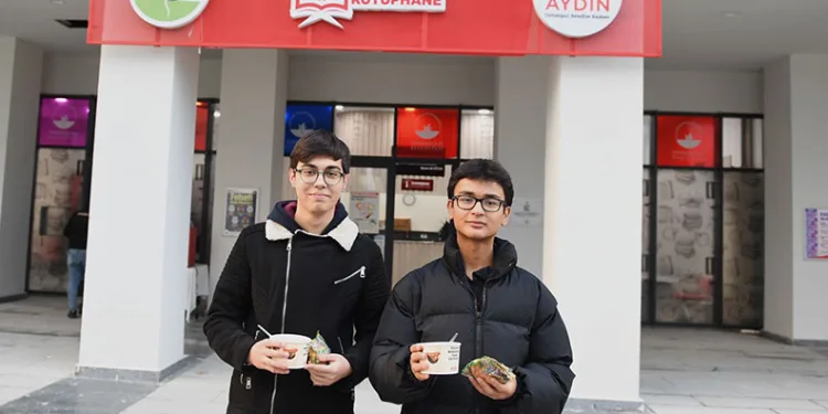 Ders çalışan öğrencilere ücretsiz çorba ikramı
