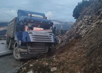 Sarkıntılık iddiasıyla 5 kişi saldırıp bıçakla ağır yaraladılar; o anlar kamerada
