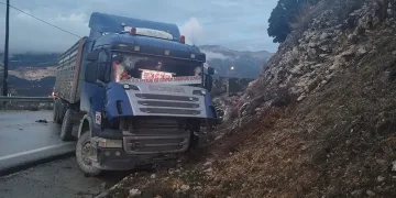 Sarkıntılık iddiasıyla 5 kişi saldırıp bıçakla ağır yaraladılar; o anlar kamerada