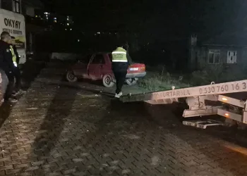 Polisin kovaladığı araç tekedilmiş halde bulundu