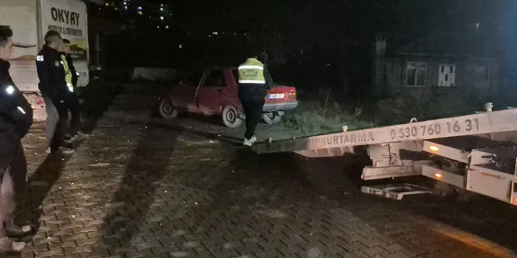 Polisin kovaladığı araç tekedilmiş halde bulundu