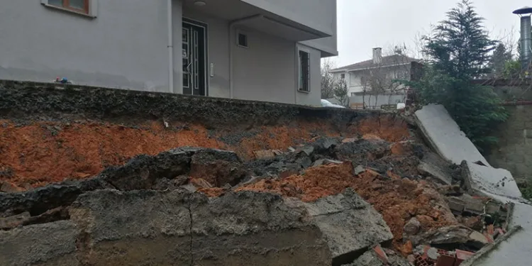 Çekmeköy’de istinat duvarı çöktü: Otomobil zarar gördü