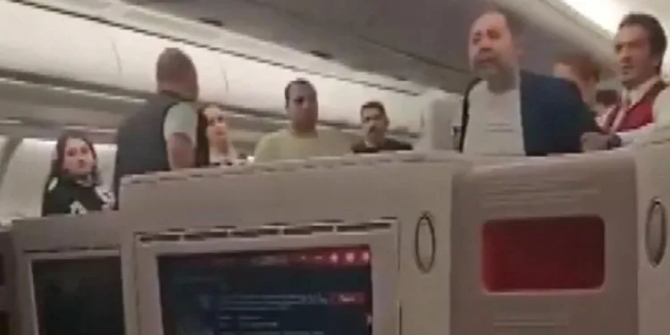 Uçakta alkollü yolcu krizi: “Türkiye’yi satın alırım”