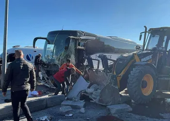 Otobüs ile iş makinesi çarpıştı: 1’i ağır 6 yaralı