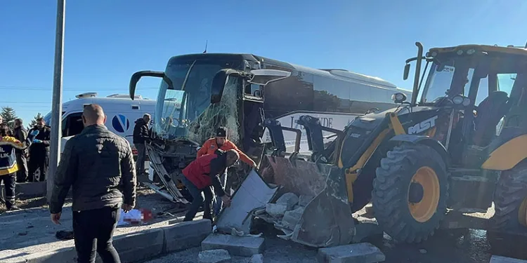 Otobüs ile iş makinesi çarpıştı: 1’i ağır 6 yaralı