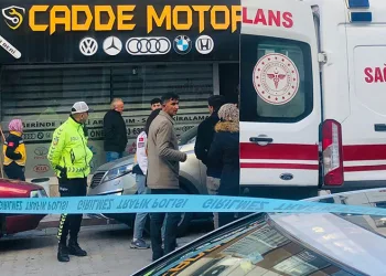 Otomobil bahçeye uçtu: Yaralılar müdahale sonrası olay yerinden kaçtı