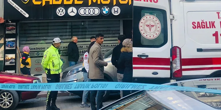 Otomobil bahçeye uçtu: Yaralılar müdahale sonrası olay yerinden kaçtı