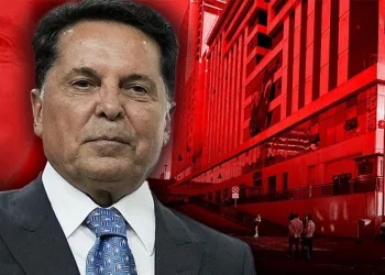 Uşak’ta apartmanın çatısında çıkan yangın söndürüldü