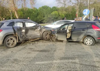 Bursa’da iki otomobil çarpıştı: 2 yaralı