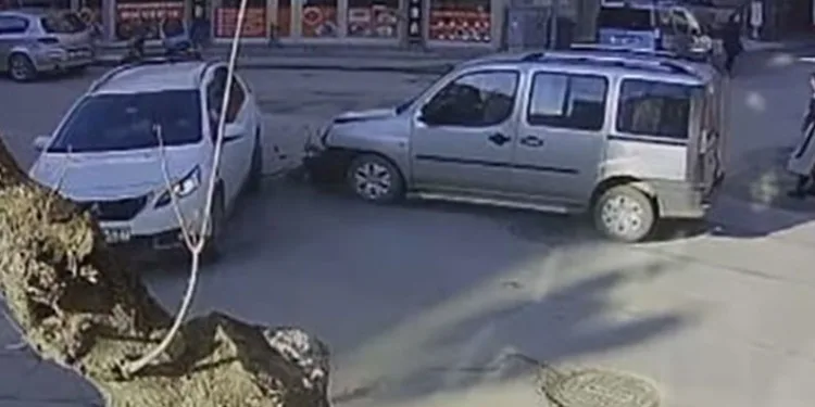 Bursa’da araçlar çarpıştı, 2’si çocuk 3 kişi yaralandı