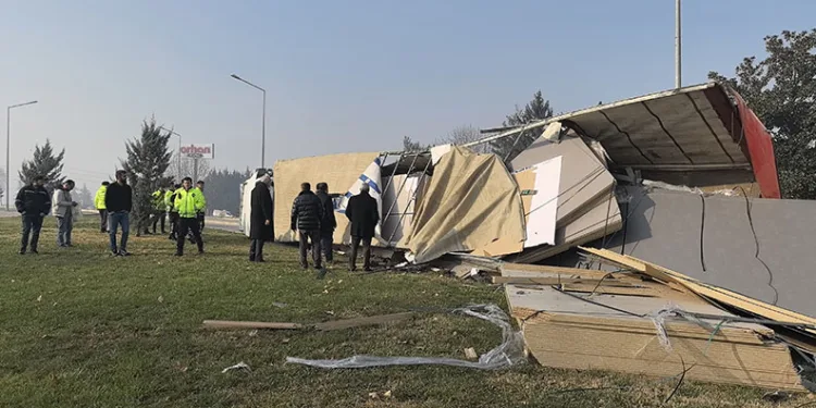 Bursa’da sunta yüklü TIR devrildi