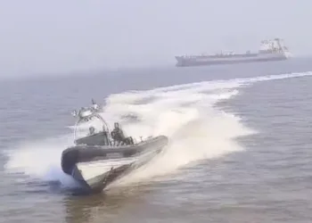 Hindistan’da sürat teknesi feribota çarptı