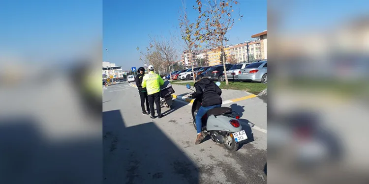 Konya’da bariyerlere çarpan otomobil sürücüsü yaralandı