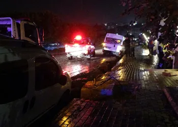 Yol çöktü, 3 araç mahsur kaldı