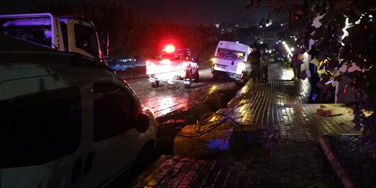 Yol çöktü, 3 araç mahsur kaldı