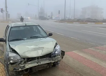 Otomobil minibüse arkadan çarpıştı: 3 yaralı
