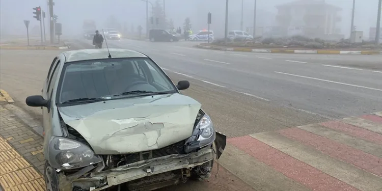 Otomobil minibüse arkadan çarpıştı: 3 yaralı