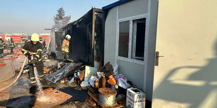 Samanlık ve ahır küle döndü: 3 büyükbaş telef oldu, 17’si kurtarıldı