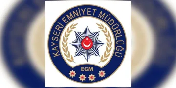 Van’da refüje çarpan otomobilin sürücüsü yarandı