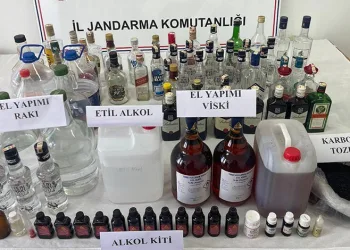Kamyonun otomobili sürüklediği kazada 4 yaralı